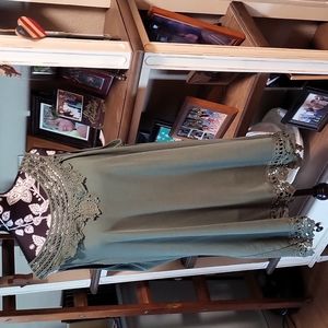 EUC Green Sleeveless top with "lace" at collar and hem XL